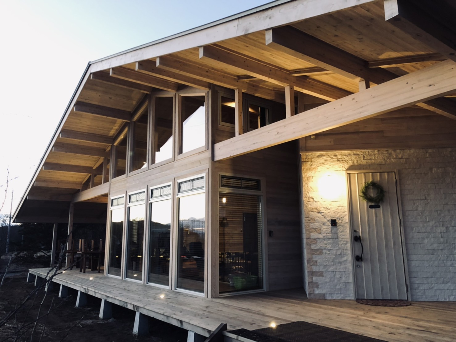 木造の大きな平屋建ての外観