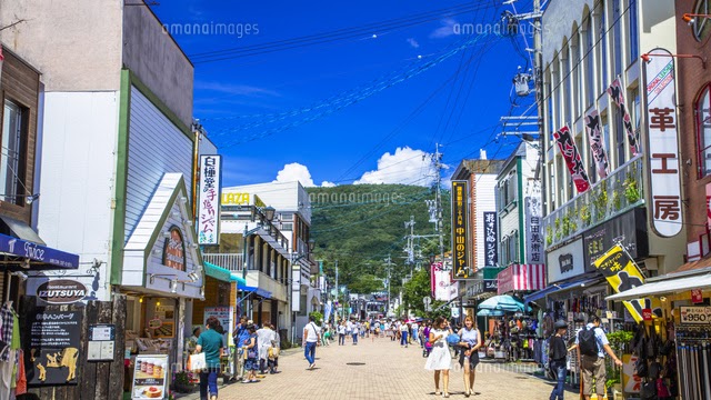 観光客でにぎわう商店街の通り
