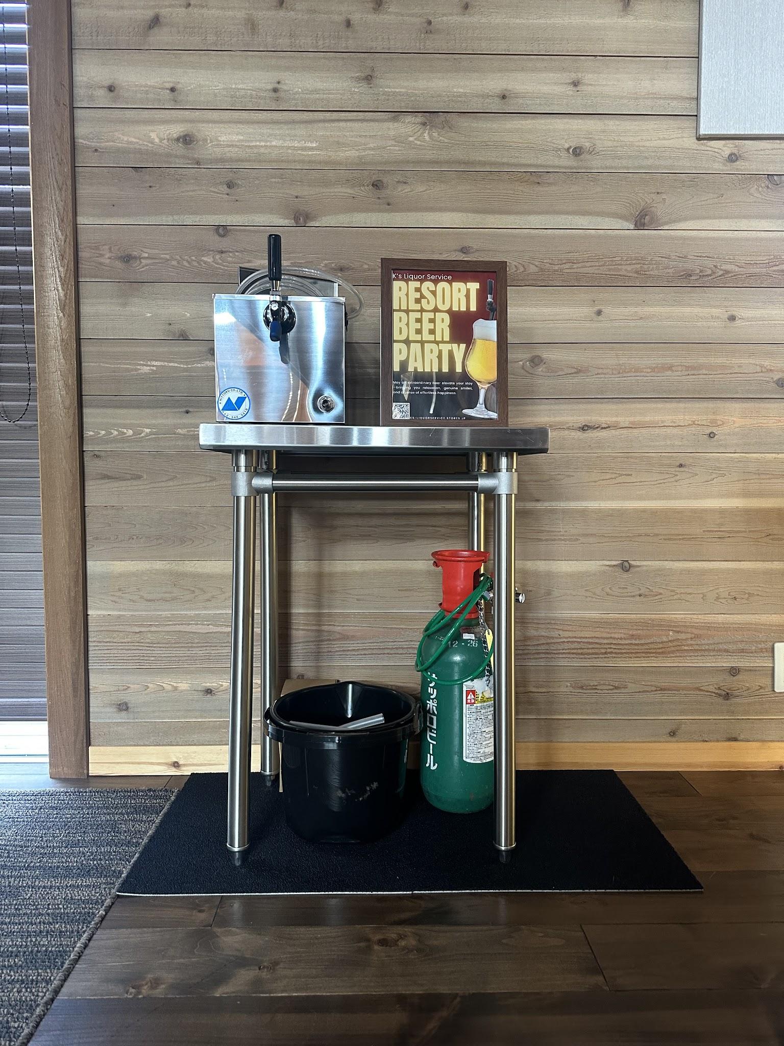 サーバーとビール樽の置かれたサービスコーナー